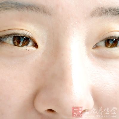 人到了一定的年齡,眼睛就會容易疲勞 人到了一定的年齡,眼睛就會容易疲勞