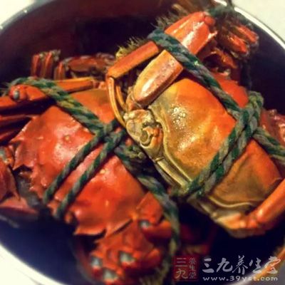 螃蟹性寒，黛玉吃後覺得心口微微地，要喝口熱熱的燒酒