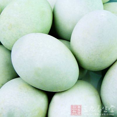 鴨子容易患沙門氏病,鴨子體內的病菌能夠滲入到正在形成的鴨蛋內 鴨子容易患沙門氏病,鴨子體內的病菌能夠滲入到正在形成的鴨蛋內
