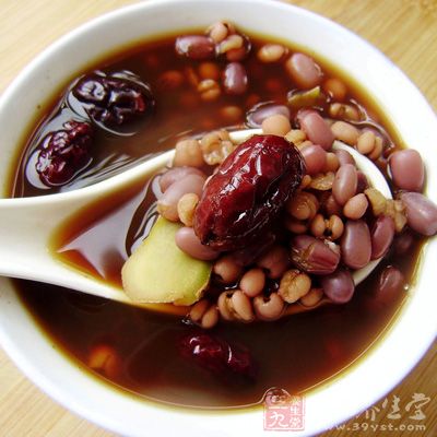 煲至紅豆起沙和還有適量水份，就可以加糖調味，甜度根據各人所愛