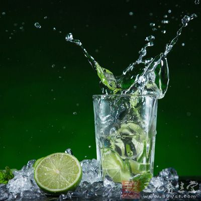 倒一杯冷水,千萬不要開水,因為會破壞檸檬的營養 倒一杯冷水,千萬不要開水,因為會破壞檸檬的營養