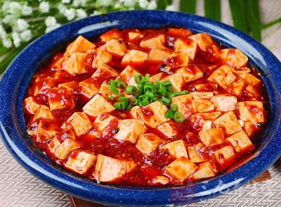 麻婆豆腐主要原料為配料和豆腐,材料主要有豆腐、牛肉末(也可以用豬肉) 麻婆豆腐主要原料為配料和豆腐,材料主要有豆腐、牛肉末(也可以用豬肉)