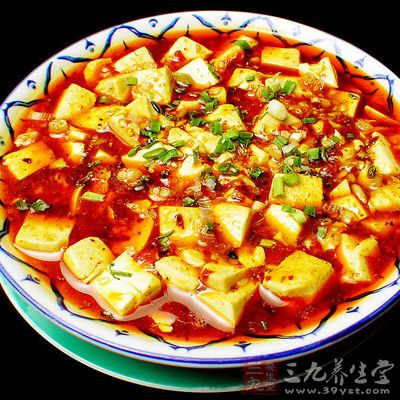 此時要邊搖鍋邊用手勺推動鍋底,使豆腐不至糊鍋 此時要邊搖鍋邊用手勺推動鍋底,使豆腐不至糊鍋