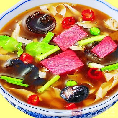 醋是在胡辣湯盛碗後與香油淋在湯汁表面提鮮的，不能在烹饪加熱過程中調入