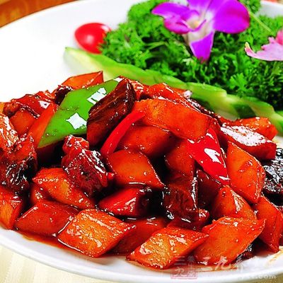 等牛肉炖得軟爛了加入土豆，紅蘿卜，鹽