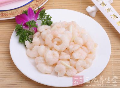 蝦仁200克，腰果仁50克，油1000克(約耗100克)