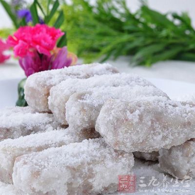 不停的翻動糖水直到煮到水快干時，糖水由大泡轉為小泡