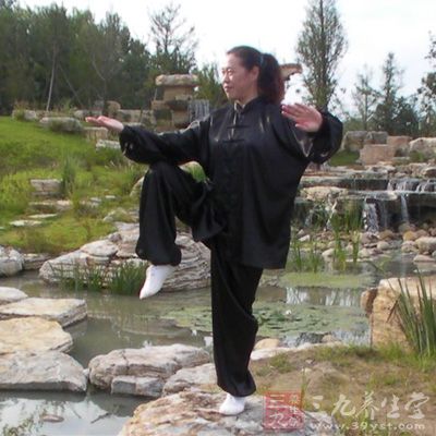 右手掌放在右腳背上，掌心向下