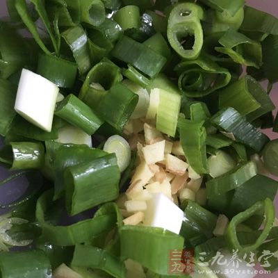 蔥花10克，蒜茸10克，精鹽3克