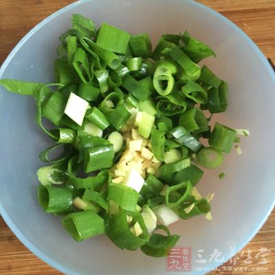蒜茸、精鹽、味精、蔥花