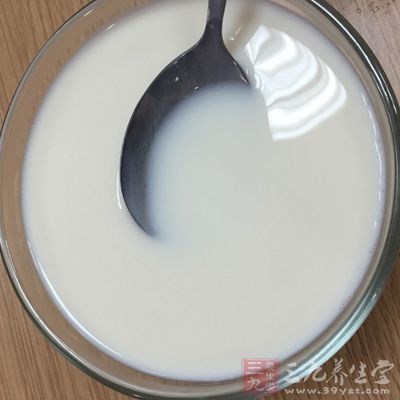 取若干個小瓶子將蛋液倒入牛奶中攪勻