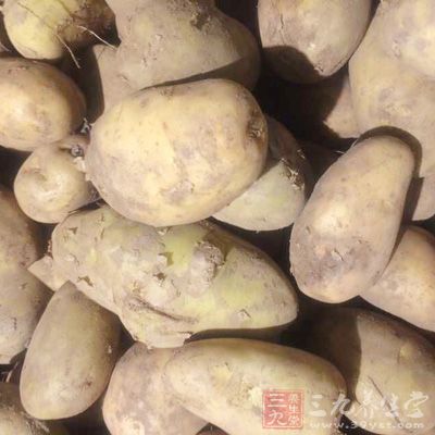 土豆，杏仁，鹽，黑胡椒粉
