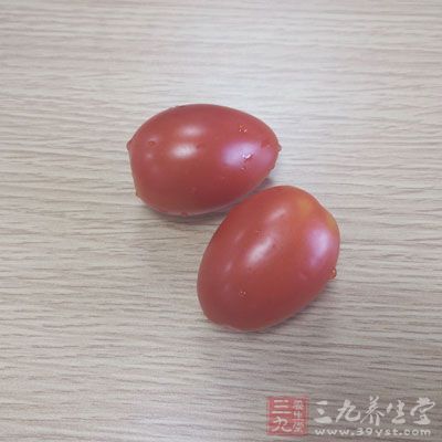 小西紅柿250克、嫩綠生菜150克
