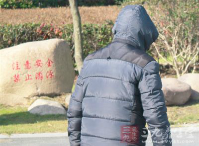 冬日天氣寒冷，天地陽氣在儲藏，人應與天地相應