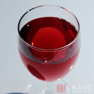 200克的酸奶與60毫升的紅酒混合，制成餐前甜品