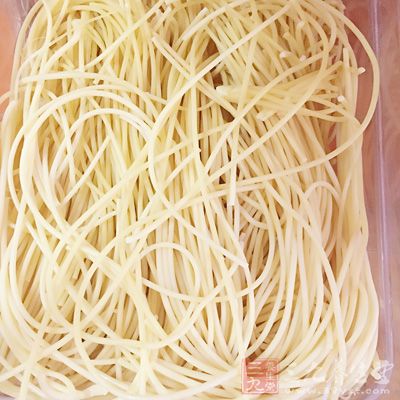 面條100g，香菇15g，金針菇15g