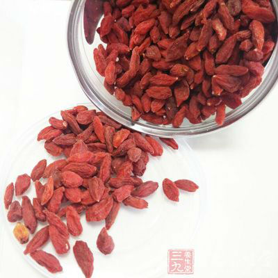 枸杞子30g，香油少許，精鹽適量