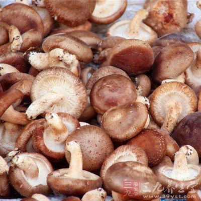 香菇6只發水攥干，陳皮5克