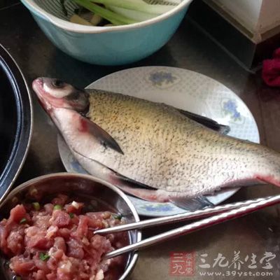 粉葛250克，生魚1條