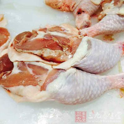 豬肚300克，鱿魚（鮮）100克，雞腿200克