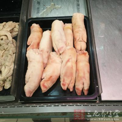 花生4兩、豬蹄1只