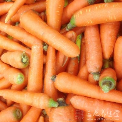 西蘭花一個、玉米粒小半碗、胡蘿卜一小段