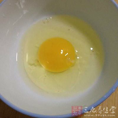 西蘭花50g、 蛋黃一個、鹽少許