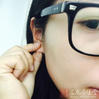 向上揪揪耳朵，可以調節和促進人體各系統生理功能