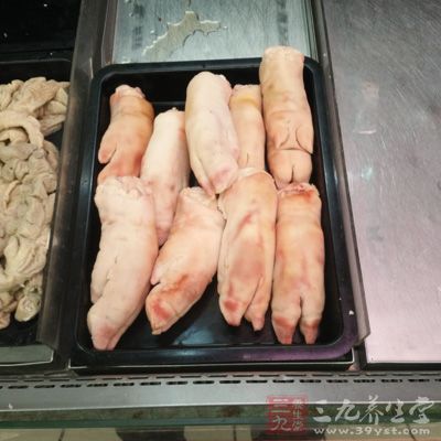 豬蹄3個，黃豆100克