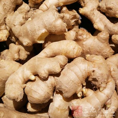 豬肝、生姜、紅棗分別用水洗干淨