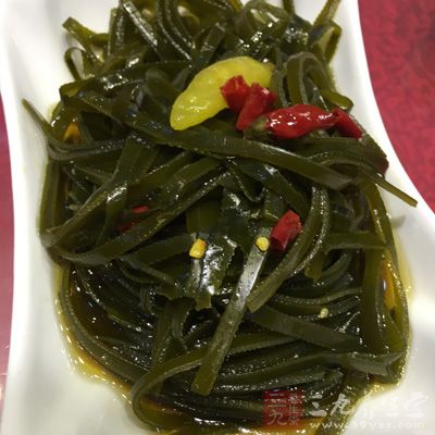 海帶富含鐵質，所以經常服用海帶，也能緩解黑眼圈的困擾