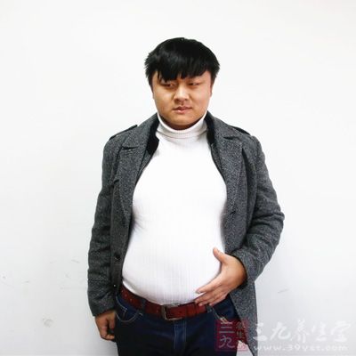 越來越多的男人挺著啤酒肚 越來越多的男人挺著啤酒肚