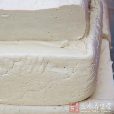 豆腐200克、鹽、香油