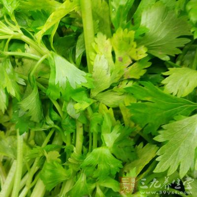 芹菜就具有清內熱的功能，並能增進腸胃蠕動，有助於祛除暑熱