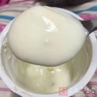 避免睡前吃過飽，以免胃液逆流，灼傷食道