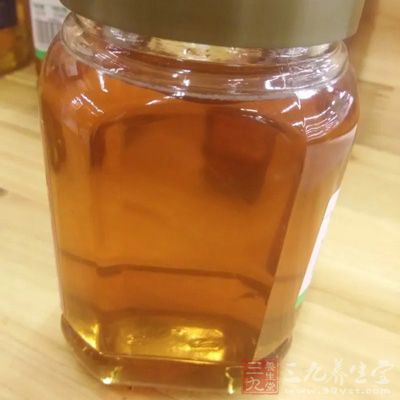 鮮白茅根二百五十克（干品一百二十五克），蜂蜜二十克