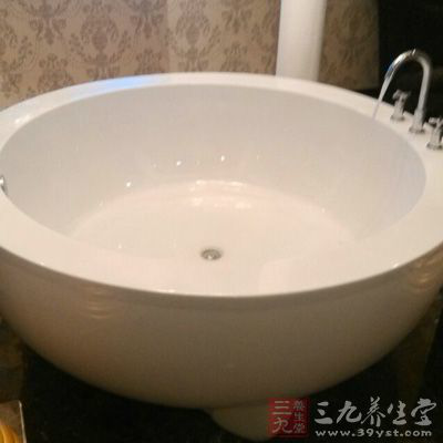 洗澡時的水溫以27℃左右為宜