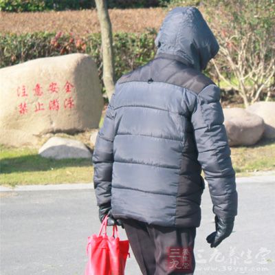 在氣候冷熱變化時隨時增減衣服，避免受涼淋雨及過度疲勞