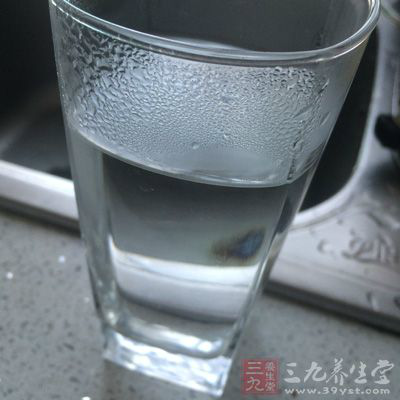 棉花球（或化妝棉）、冰水、冷的全脂牛奶