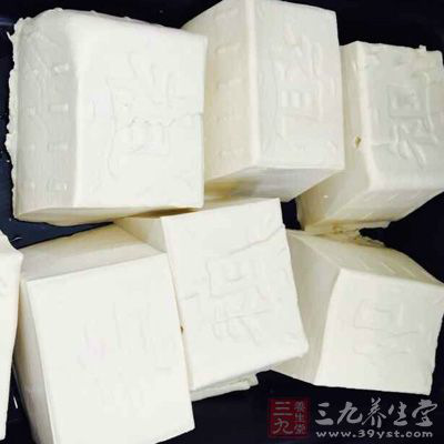 豆腐洗淨切丁，放入沸水中