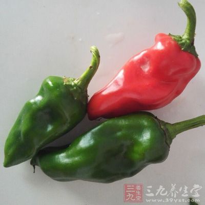 色彩鮮艷的彩椒，純白無暇的白蘿卜