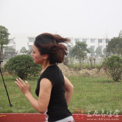 適度的運動，比如散步、慢跑