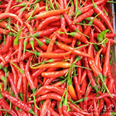 2個辣椒、幾棵芹菜 2個辣椒、幾棵芹菜