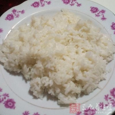 米飯、果汁、蔬菜和湯 米飯、果汁、蔬菜和湯