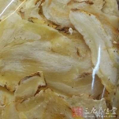 把人參、當歸用清水洗淨，切成片，待用