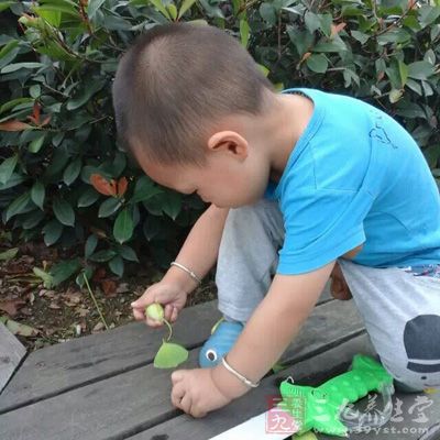 注意不要讓寶寶將公共的物品放在嘴裡