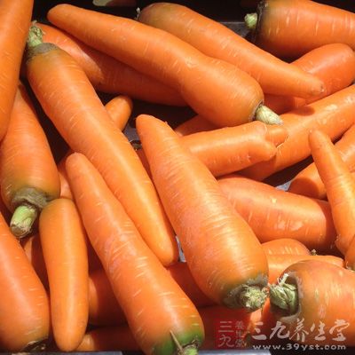 雞蛋、番茄、胡蘿卜各1個