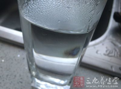 常喝白開水，不但能保證機體的需要，還可起到利尿排毒