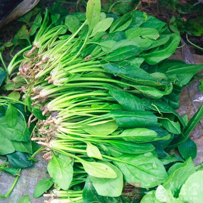 菠菜1把，皮蛋1粒，鹹蛋1粒