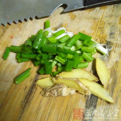 蔥、姜、精鹽、鲫魚、醬油、料酒